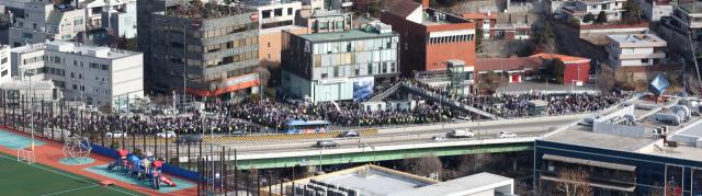 고위공직자범죄수사처가 윤석열 대통령의 체포영장 집행에 나선 3일 서울 용산구 한남동 대통령 관저 인근이 지지자들과 경찰로 북적이고 있다. 연합뉴스