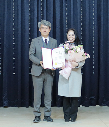 대구시 공공보건의료 유공 표창을 수상한 진현정(사진 오른쪽) 교수. 영남대병원 제공.