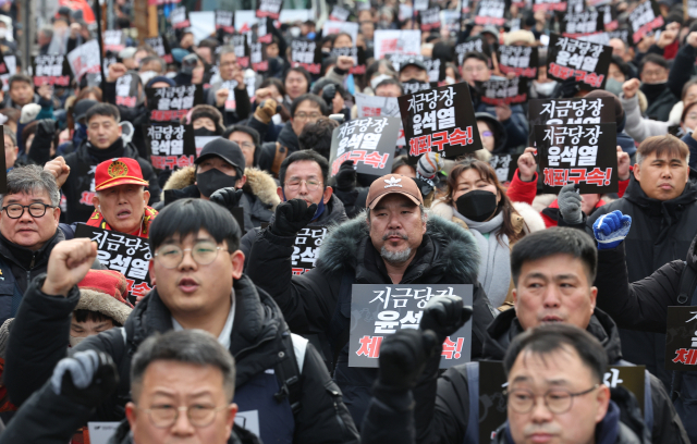 전국민주노동조합총연맹(민주노총)이 3일 오후 관저 인근인 서울 용산구 한강진역에서 윤석열 대통령 체포를 촉구하는 집회를 열자 참가자들이 구호를 외치고 있다. 연합뉴스