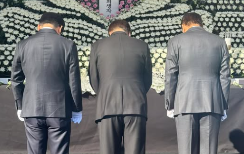 지난달 31일 서울 여의도 국회에 마련된 무안공항 참사 희생자 합동분향소에서 조문하고 있는 이재명 더불어민주당 대표와 우원식 국회의장, 권영세 국민의힘 비상대책위원장.김태선 의원 페이스북