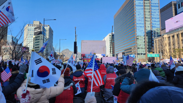 4일 광화문 광장에서 열린 보수집회에서 참석자들이 기도문을 낭독하고 있다. 남정운 기자