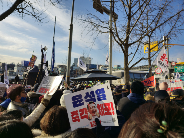 4일 오후 서울 용산구 한남동 관저 앞에서 윤석열 대통령 탄핵에 찬성하는 시민들이 시위 장소 이동을 막아서는 경찰을 향해 