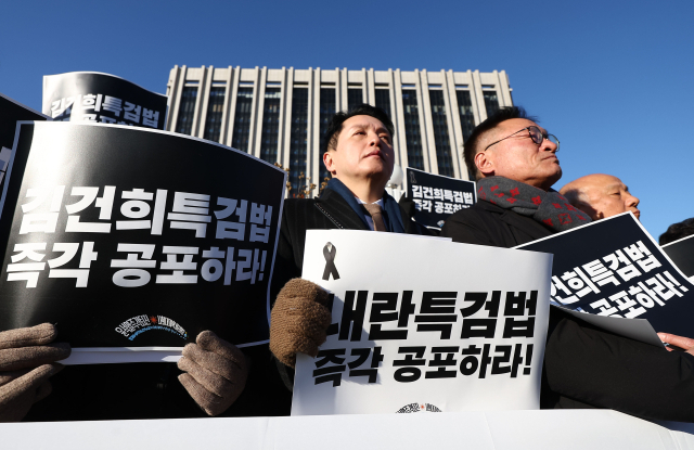 31일 국무회의가 열리는 정부서울청사 앞에서 윤석열즉각퇴진·사회대개혁 비상행동 관계자 등이 최상목 대통령 권한대행 부총리 겸 기획재정부 장관에 내란특검법, 김건희특검법 즉각 공포를 촉구하며 기자회견을 하고 있다. 연합뉴스