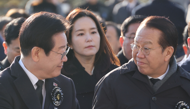 권영세 국민의힘 비상대책위원장과 이재명 더불어민주당 대표가 지난 3일 서울 여의도 국회에서 열린 김수한 전 국회의장 국회장 영결식에 참석해 있다. 연합뉴스