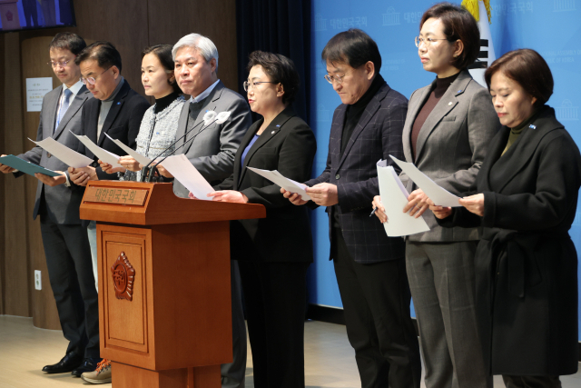 조국혁신당 김선민 당 대표 권한대행을 비롯한 의원들이 5일 오전 서울 여의도 국회 소통관에서 국민의힘에 대한 위헌정당해산 심판 청구를 정부에 촉구하는 기자회견을 하고 있다. 연합뉴스