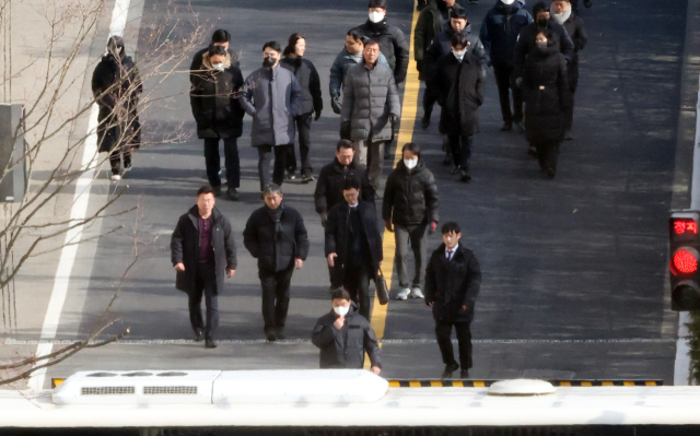 고위공직자범죄수사처가 윤석열 대통령의 체포영장 집행에 나선 3일 서울 용산구 한남동 대통령 관저 경내에서 공수처 수사관 등이 내려오고 있다. 연합뉴스