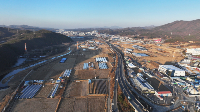 세계 최대 반도체 산업단지인 용인 국가산단의 산업단지 계획이 당초 목표보다 3개월 빠른 지난해 12월 26일 승인됐다. 정부는 통상 4년 이상 소요되는 후보지 선정에서 산단 지정까지의 시간을 1년 9개월로 줄인 데 이어 내년부터 신속한 보상을 통해 착공 시기도 당초 2030년 6월에서 2026년 12월로 앞당긴다는 방침이다. 동시에 2030년 반도체 생산공장 1호기 가동에 맞춰 도로, 용수, 전력 등 핵심 인프라를 확충하는 한편 국가산단과 배후주거지와 통합 개발해 산업중심 복합도시로 조성해 나갈 계획이다. 사진은 지난해 12월 26일 오후 경기도 용인시 시스템반도체클러스터 국가산업단지 부지 모습. 연합뉴스