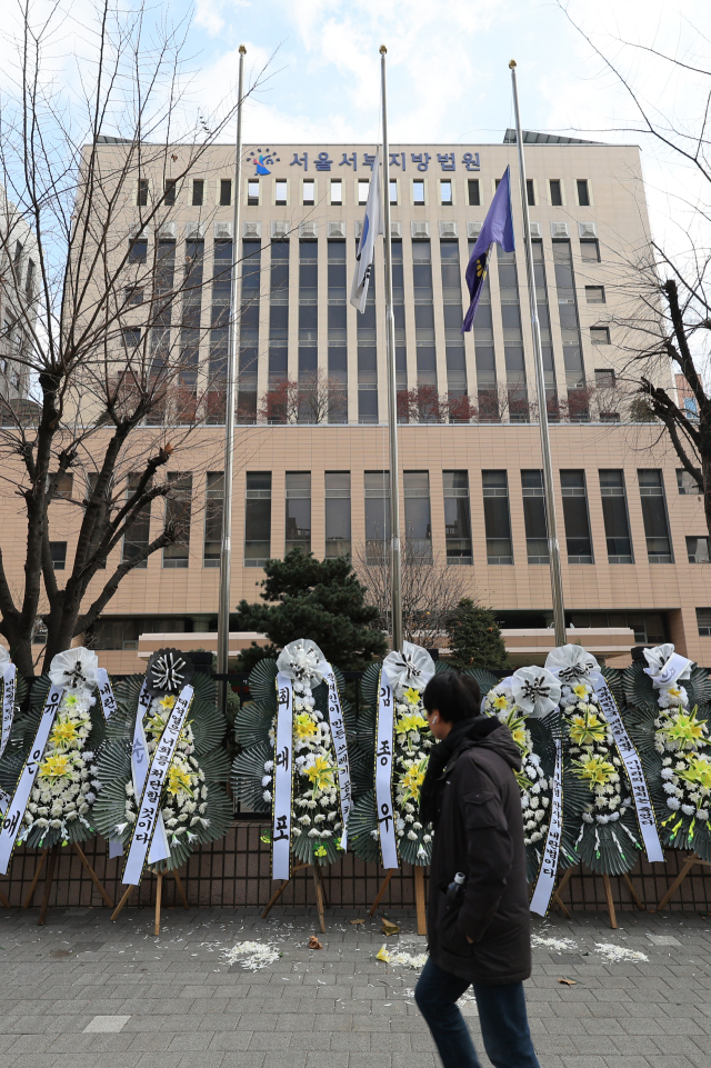 1일 오후 서울 마포구 서울서부지방법원 앞에 윤석열 대통령에 대한 체포영장 발부를 비난하는 근조화환이 놓여 있다. 연합뉴스