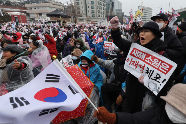 윤석열 대통령에 대한 고위공직자범죄수사처(공수처)의 체포영장 유효기간 만료를 하루 앞둔 5일 서울 용산구 대통령 관저 인근에서 보수단체가 대통령 체포 및 탄핵 반대 집회를 하고 있다. 연합뉴스