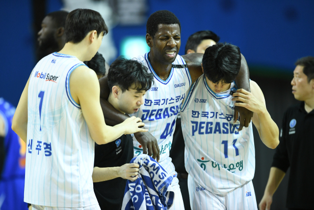 대구 한국가스공사 페가수스의 앤드류 니콜슨이 4일 서울 잠실체육관에서 열린 KBL 서울 삼성 썬더스와의 경기 도중 발목 부상을 당해 동료들의 부축 속에 코트를 벗어나고 있다. KBL 제공