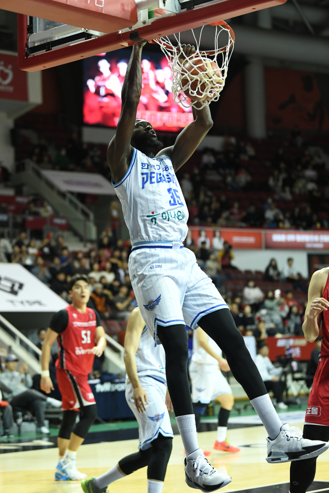 대구 한국가스공사 페가수스의 유슈 은도예가 5일 안양 정관장 아레나에서 열린 KBL 안양 정관장 레드부스터스와의 경기 도중 덩크를 터뜨리고 있다. KBL 제공