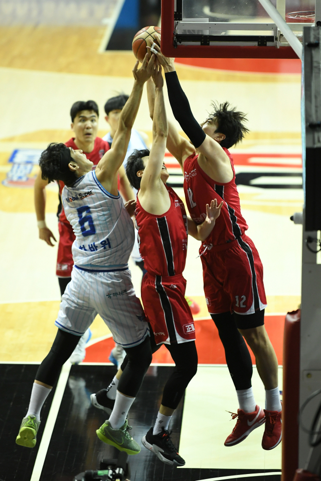 대구 한국가스공사 페가수스의 차바위(6번)가 5일 안양 정관장 아레나에서 열린 KBL 안양 정관장 레드부스터스와의 경기 도중 리바운드 다툼을 벌이고 있다. KBL 제공