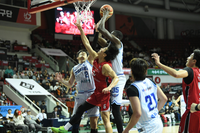 대구 한국가스공사 페가수스의 유슈 은도예(35번)가 5일 안양 정관장 아레나에서 열린 KBL 안양 정관장 레드부스터스와의 경기 도중 리바운드를 잡아내고 있다. KBL 제공