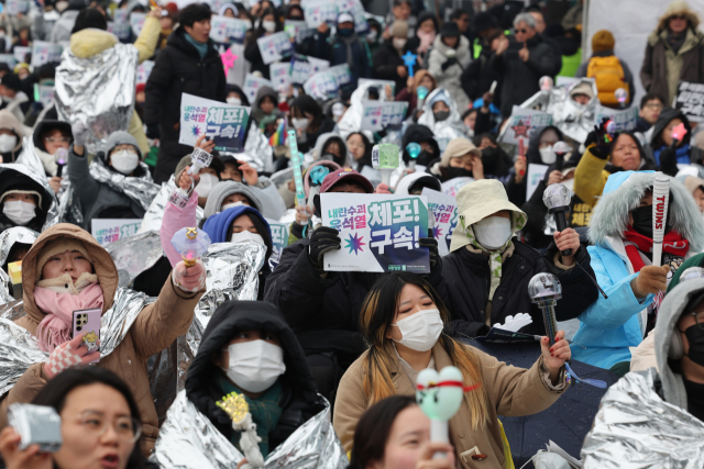 윤석열 대통령에 대한 고위공직자범죄수사처(공수처)의 체포영장 유효기간 만료를 하루 앞둔 5일 서울 용산구 대통령 관저 인근에서 민주노총 등 진보단체가 대통령 체포 및 탄핵 찬성 집회를 하고 있다. 연합뉴스