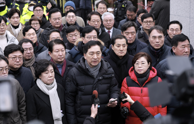 국민의힘 김기현 의원을 비롯한 소속 의원들이 6일 서울 용산구 대통령 관저 앞에 모인 취재진에게 입장을 밝히고 있다. 연합뉴스