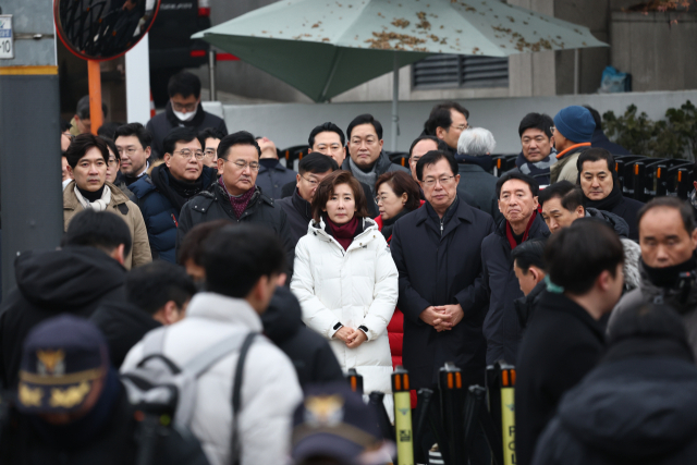 윤석열 대통령의 체포영장 유효기간 만료일인 6일 오전 서울 용산구 한남동 대통령 관저 앞에 국민의힘 나경원, 유상범, 김석기, 김기현 등 의원들이 대기하고 있다. 연합뉴스