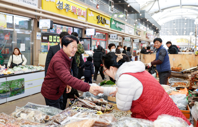 이병환 성주군수가 성주전통시장 상인과 인사를 나누고 있다. 성주군 제공