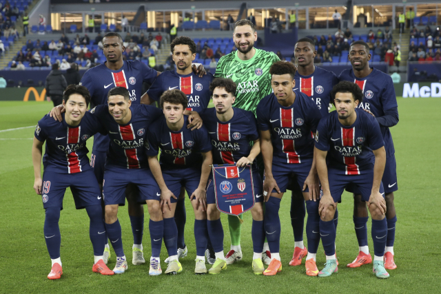 PSG 선수들이 6일 카타르 도하의 스타디움 974에서 열린 2024-2025 슈퍼컵 결승에 출전해 경기 전 기념 사진을 찍고 있는 모습. 앞줄 가장 왼쪽이 이강인. 연합뉴스