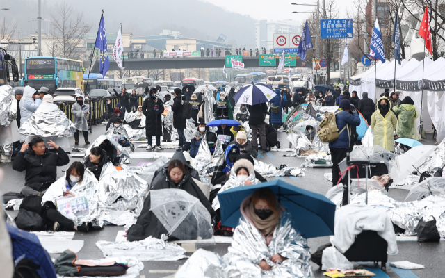 윤석열 대통령의 체포영장 유효기간 만료일인 6일 오전 서울 용산구 한남동 대통령 관저 인근에서 