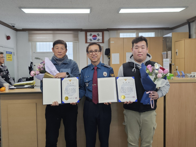 김기태 예천경찰서장(가운데)이 지난달 16일 발생한 교통사고 현장에서 부상자들을 구조한 이준덕씨(왼쪽)와 여용씨(오른쪽)에게 감사장을 전달했다. 윤영민 기자