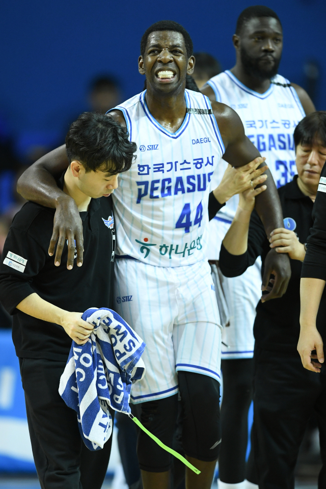 대구 한국가스공사 페가수스의 앤드류 니콜슨이 4일 서울 잠실체육관에서 열린 KBL 서울 삼성 썬더스와의 경기 도중 발목 부상을 당해 동료들의 부축 속에 코트를 벗어나고 있다. KBL 제공