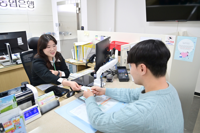 6일 청송지역 한 농협에서 청송사랑화폐를 구매하는 모습. 청송군 제공