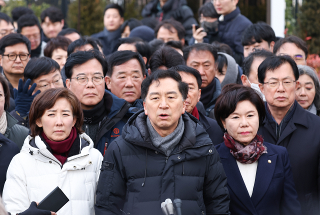 김기현 국민의힘 의원(가운데)이 지난 6일 서울 용산구 대통령 관저 앞에서 입장발표를 하고 있다. 연합뉴스