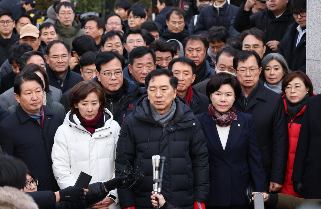 김기현 국민의힘 의원을 비롯한 의원들이 6일 오후 서울 용산구 대통령 관저 앞에서 입장발표를 하고 있다. 연합뉴스