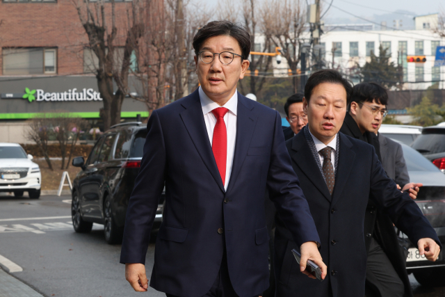 국민의힘 권성동 원내대표가 6일 오전 서울 종로구 헌법재판소에 윤석열 대통령 탄핵소추 사유에서 내란죄를 철회한 것과 관련해 항의방문하고 있다. 연합뉴스