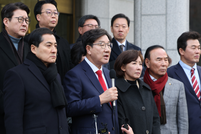 국민의힘 권성동 원내대표와 4선 이상 중진 의원, 국회 법제사법위원회 소속 의원들이 6일 오후 서울 종로구 헌법재판소에 윤석열 대통령 탄핵소추 사유에서 내란죄를 철회한 것과 관련해 항의방문한 뒤 입장을 밝히고 있다. 연합뉴스