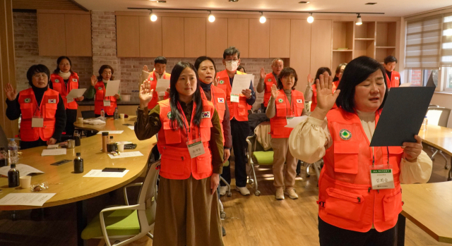 대구사이버대 봉사단원들이 동계 해외봉사단 발대식에서 선서를 하고 있다. 대구사이버대 제공