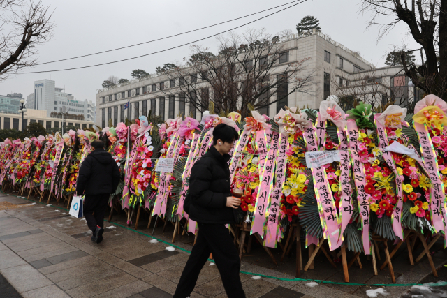 헌법재판소가 윤석열 대통령 탄핵심판의 정식 변론(14일)을 약 일주일 앞두고 본격적인 재판 준비에 박차를 가한다. 법조계에 따르면 헌재는 6일 재판관 회의를 개최한다. 지난 1일 조한창·정계선 헌법재판관이 임기를 시작해 8인 체제가 된 이후 처음 열리는 회의다. 사진은 6일 서울 종로구 헌법재판소. 연합뉴스