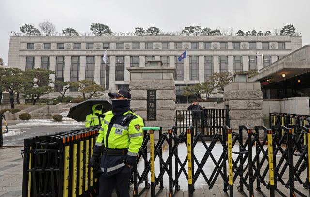 헌법재판소가 윤석열 대통령 탄핵심판의 정식 변론(14일)을 약 일주일 앞두고 본격적인 재판 준비에 박차를 가한다. 법조계에 따르면 헌재는 6일 재판관 회의를 개최한다. 지난 1일 조한창·정계선 헌법재판관이 임기를 시작해 8인 체제가 된 이후 처음 열리는 회의다. 사진은 6일 서울 종로구 헌법재판소. 연합뉴스