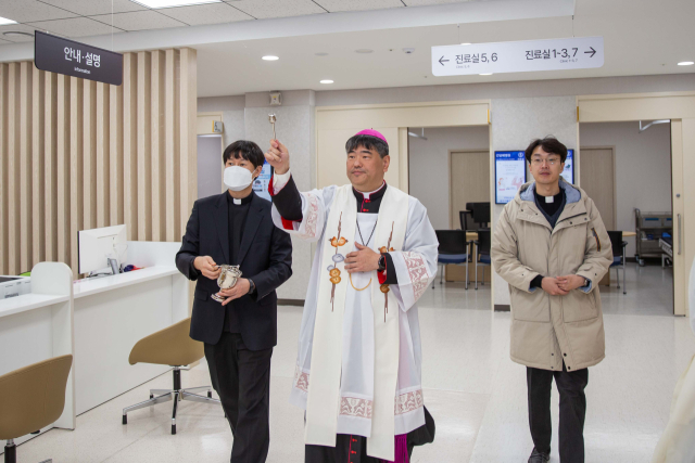 새로 문을 연 대구가톨릭대의료원 간담췌병원의 축복식을 거행 중인 장신호 천주교대구대교구 총대리 주교(사진 가운데). 대구가톨릭대의료원 제공.