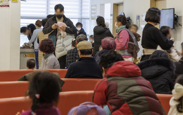 6일 오후 서울 성북구의 한 어린이 전문병원이 진료를 보려는 환자와 보호자들로 붐비고 있다. 질병관리청에 따르면 2024년 마지막 주 전국의 인플루엔자 표본감시 의료기관 300곳을 찾은 외래환자 1천 명 가운데 독감 증상을 보인 의심 환자 수를 나타내는 독감 의사환자(ILI) 분율은 73.9명이었다. 1주 전의 1천 명당 31.3명에서 약 2.41 배로 급증한 수치로 예년 인플루엔자 유행 정점 때의 의사 환자 분율과 비교해보면 2016년 86.2명 이후 최고 수준으로 증가한 것이다. 연합뉴스