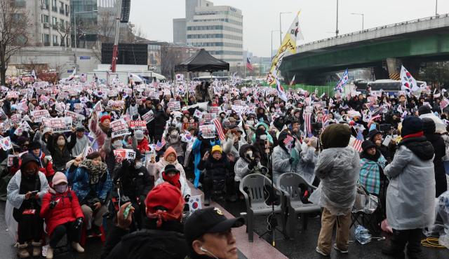 지난 5일 서울 용산구 대통령 관저 인근에서 보수단체가 윤석열 대통령 체포 및 탄핵 반대 집회를 하고 있다. 연합뉴스