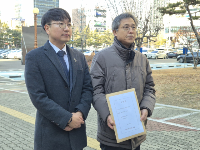 7일 대구참여연대는 기자회견을 마친 뒤 대구지방검찰청에 홍준표 대구시장에 대한 고발장을 제출했다. 대구참여연대 제공