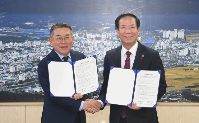 구인모 거창군수와 한국남부발전㈜김준동 사장이 양수발전사업 유치를 위한 업무 협약 을체 결했다