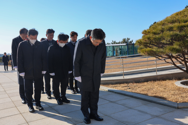 김용식 부산본부세관장(맨 앞줄)이 을사년 새해를 맞아 7일 오전 직원들과 함께 부산 동구 초량동 중앙공원 충혼탑을 찾아 참배하고 있다. [사진=부산본부세관]