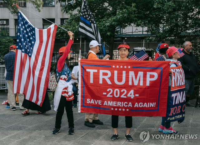 미국 공화당 대선후보인 도널드 트럼프 전 대통령의 지지자들이 지난해 5월 28일(현지시간) 뉴욕 맨해튼 형사법원 앞에서 시위를 벌이고 있다. 연합뉴스