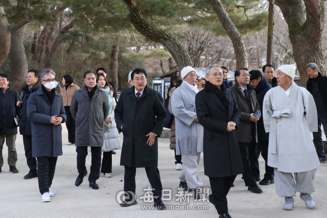 유인촌 문화체육관광부 장관이 2025 APEC 정상회의 준비 상황 점검차 7일 경주를 방문해 주낙영 경주시장 등과 함께 불국사 경내를 살펴보고 있다. 김진만 기자