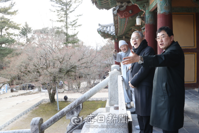 유인촌 문화체육관광부 장관이 2025 APEC 정상회의 준비 상황 점검차 7일 경주를 방문해 주낙영 경주시장 등과 함께 불국사 경내를 살펴보고 있다. 김진만 기자