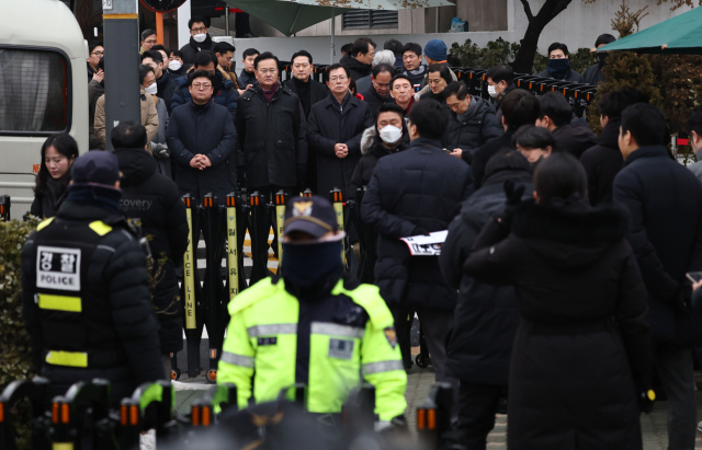 윤석열 대통령의 체포영장 유효기간 만료일인 6일 오전 서울 용산구 한남동 대통령 관저 앞에 국민의힘 유상범, 이만희 등 의원들이 대기하고 있다. 연합뉴스