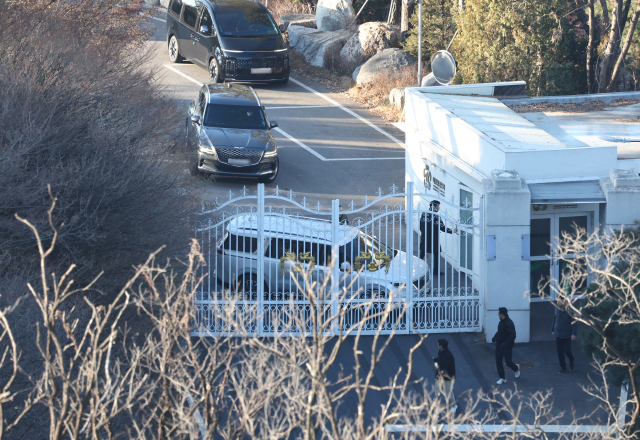 고위공직자범죄수사처가 윤석열 대통령의 체포영장 집행에 나선 3일 서울 용산구 한남동 대통령 관저 경내에서 대통령 경호처 인원들이 철문 앞을 차량으로 막고 있다. 연합뉴스