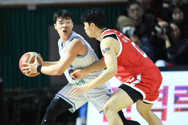 대구 한국가스공사 페가수스의 정성우가 7일 서울 잠실학생체육관에서 열린 KBL 3라운드 서울 SK 나이츠와의 경기에 출전해 패스할 곳을 찾고 있다. KBL 제공