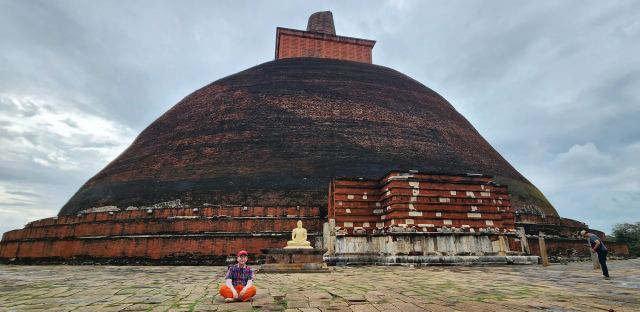 불교의 나라 스리랑카 사원에 있는 스튜파(Stupa)는 부처님 사리나 불교의 신성한 유물을 보관하는 상징건축물로 다고바(Dagoba)라고도 불린다.