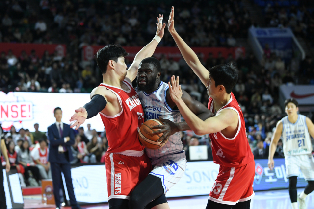 대구 한국가스공사 페가수스의 유슈 은도예가 7일 서울 잠실학생체육관에서 열린 KBL 3라운드 서울 SK 나이츠와의 경기에 출전해 골밑을 파고들고 있다. KBL 제공