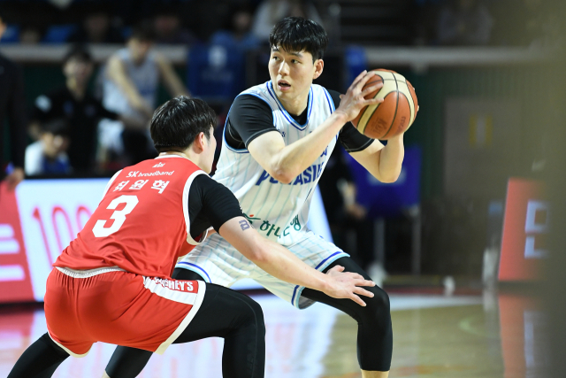 대구 한국가스공사 페가수스의 전현우가 7일 서울 잠실학생체육관에서 열린 KBL 3라운드 서울 SK 나이츠와의 경기에 출전해 패스할 곳을 찾고 있다. KBL 제공