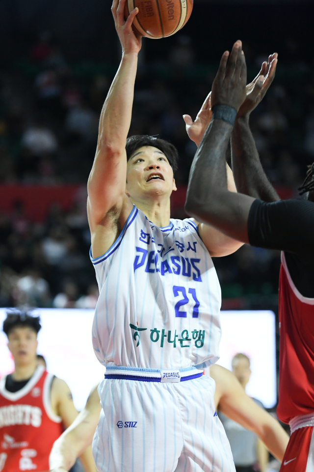 대구 한국가스공사 페가수스의 이대헌이 7일 서울 잠실학생체육관에서 열린 KBL 3라운드 서울 SK 나이츠와의 경기에 출전해 슛으르 시도하고 있다. KBL 제공