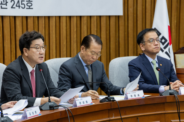 국민의힘 권성동 원내대표가 8일 서울 여의도 국회에서 열린 비상 경제 안정을 위한 고위당정협의회에서 발언하고 있다. 오른쪽부터 최상목 대통령 권한대행 경제부총리 겸 기획재정부장관, 국민의힘 권영세 비상대책위원장, 국민의힘 권성동 원내대표. 연합뉴스